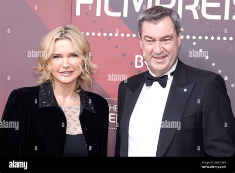 Bayerischer Filmpreis 2023 Dr Markus Söder mit Veronica Ferres auf dem