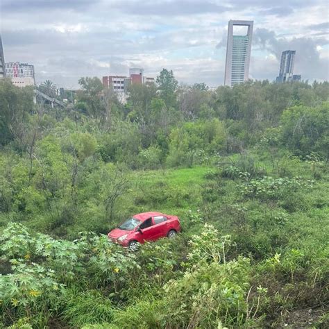 Hombre Pierde El Control De Veh Culo Y Cae Al R O Santa Catarina El