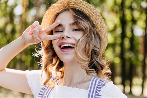 Close Up Portrait En Plein Air De Joyeuse Fille Au Chapeau De Paille