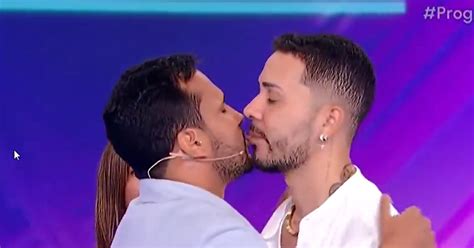 Primeiro beijo gay do SBT é protagonizado por Carlinhos Maia e marido