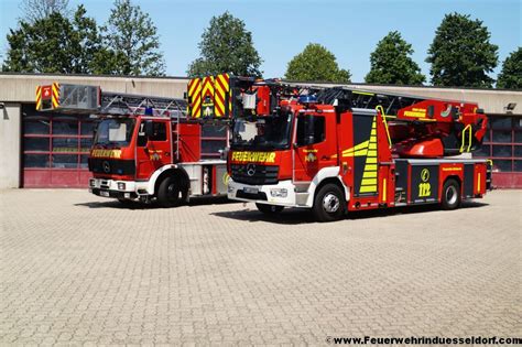 Gruppenfotos vom neuen und alten Rüstwagen der Feuerwehr Jüchen