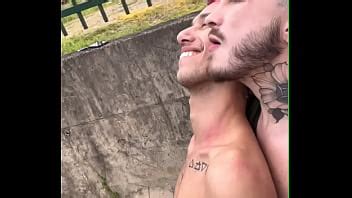 J Venes Follando En La Pista En P Blico Mientras Pasa El Tren Xvideos