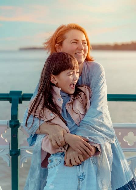 Mãe e filhas se divertem na praia Foto Premium