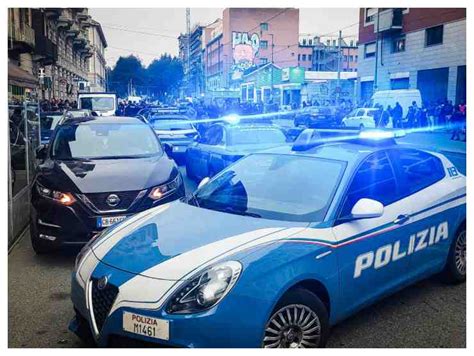 Follia In Centro A Milano Aggredisce I Passanti E Manda Due Ragazze In