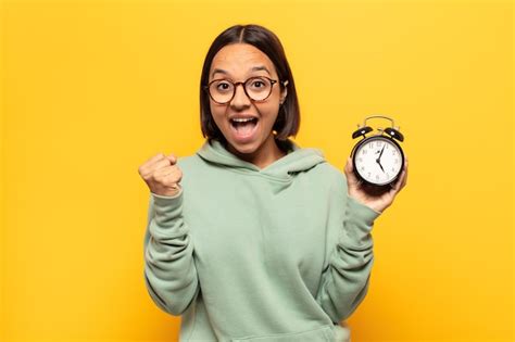 Mujer Latina Joven Que Se Siente Sorprendida Emocionada Y Feliz