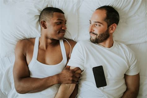 Premium Photo Couple Listening To Music In Bed