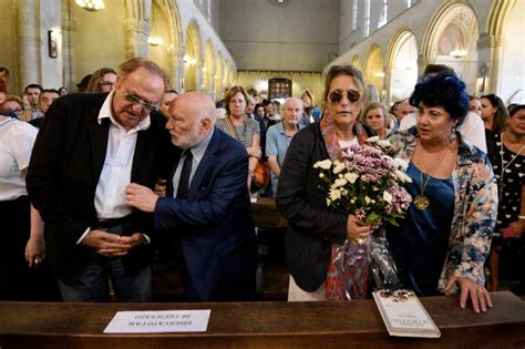 I Funerali Di Luciano De Crescenzo A Napoli Migliaia Nella Chiesa Di