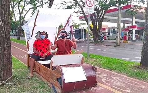 Amigos fazem protesto carro dos Flintstones por causa do preço da