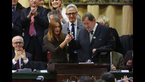 Photo Carla Bruni Sarkozy et Guy Roux président la vente de vin des