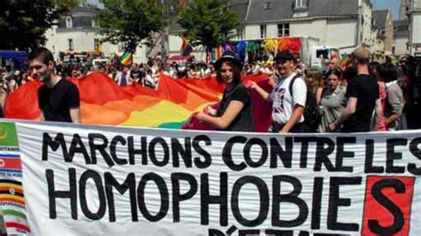 Tours après la polémique et les menaces le centre LGBTI annule sa