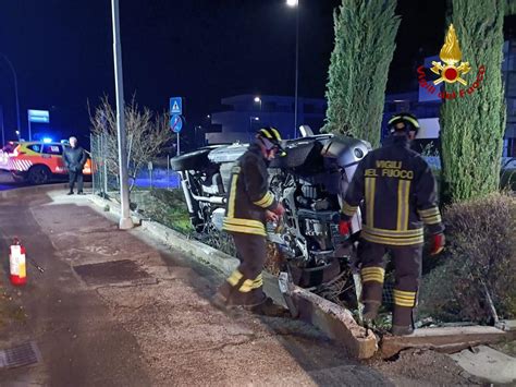 Incidente Con Auto Ribaltata In Via Firenze Un Ferito Live It