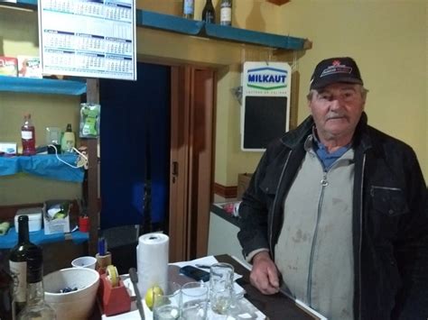 Una Copa Y El Ritual De La Amistad En El Bar Del Topy Londero