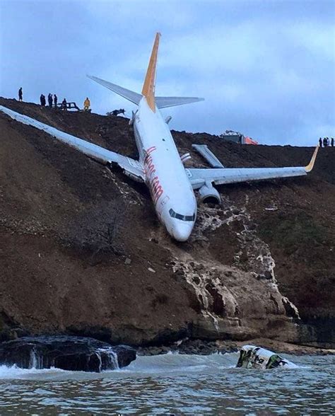 Avión en Turquía se sale de la pista y casi cae al mar Video