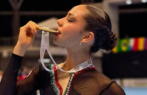 Valentina Loma Se Cuelga El Oro