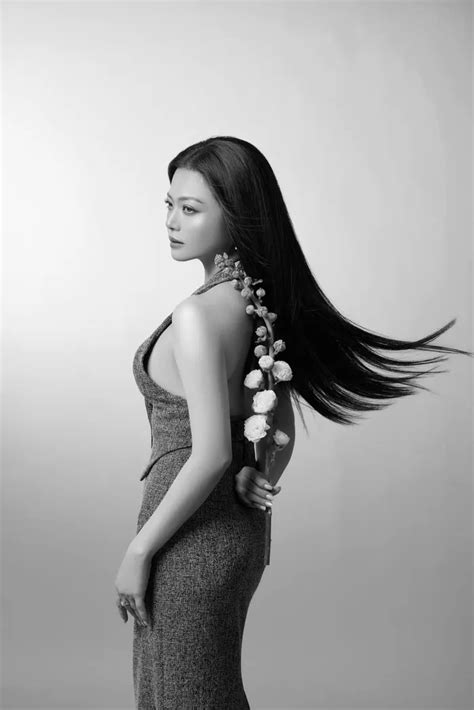 NSƯT Kiều Anh hiếm hoi diện bikini táo bạo khoe dáng chuẩn ở tuổi Sao việt Việt Giải Trí