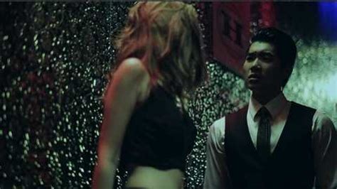 Ngọc Trinh diện bikini Andrea khoe chân dài