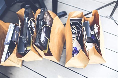 4 Reasons to Invest in Wholesale Retail Bags