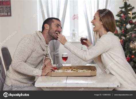 Pareja Compartiendo Una Pizza Para Nochevieja Foto De Stock