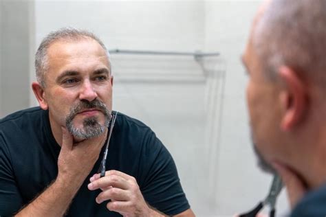 Retrato De Um Homem Bonito De Meia Idade Cortando A Barba E O Bigode