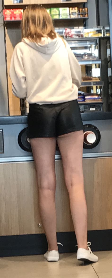 NICE MILF ASS IN SHORTS SHOW HER BUTTOCK Short Shorts Volleyball Forum