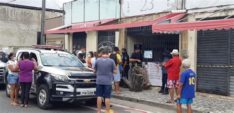 Cabeleireiro é morto facadas no pescoço dentro de salão no Bairro