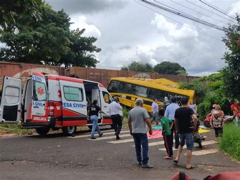 Vídeo Mostra Momento Em Que Trem Atinge ônibus Escolar Da Apae E Deixa