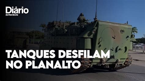 Bolsonaro acompanha passagem do desfile de tanques no Palácio do