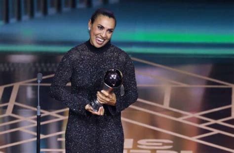 Marta é homenageada pela Fifa no prêmio The Best e prêmio de gol mais