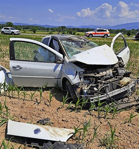 Auto überschlägt sich und landet in einem Maisfeld March Badische