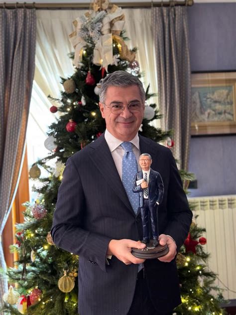 Il Commissario Zes Campania Tra Le Statuine Del Presepe Napoli