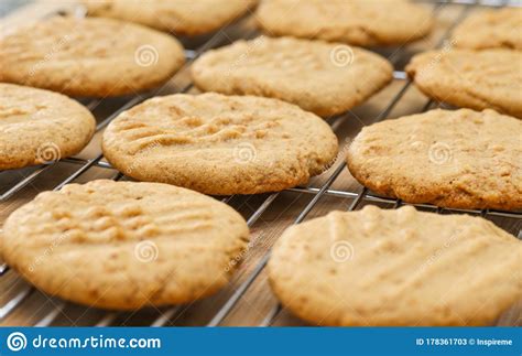 Biscoitos Arrefecidos De Manteiga De Amendoim Arrefecimento De