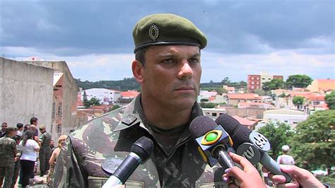 Corpo De Militar Morto Durante Operação No Rio De Janeiro é Enterrado