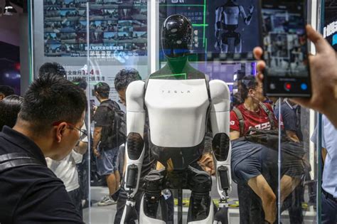 Tesla’s Optimist humanoid robot now accepting human apprentices | Fortune