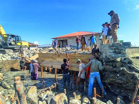 Realisasikan Usulan Warga Kades Toniku Bangun Talud Penahan Banjir