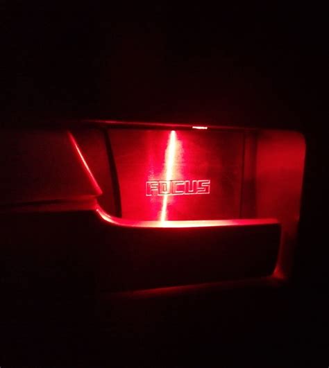 Подсветка ручек в дверях — Ford Focus Hatchback II, 2 л, 2007 года ...