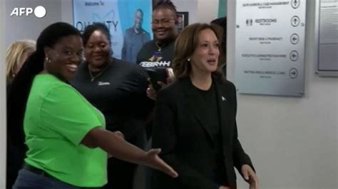 Usa Kamala Harris Visita Le Aree Della Carolina Del Nord Colpite Dall