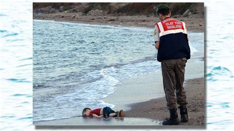 Photo D Un Enfant Syrien Chou Sur Une Plage L Lectrochoc En Points