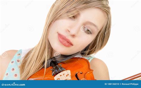 Adolescente Blonde Aux Cheveux Longs Qui Joue Du Violon Sur Le Fond