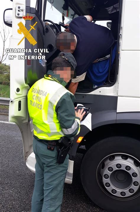 La Guardia Civil Investiga A Un Conductor Profesional Por Conducir