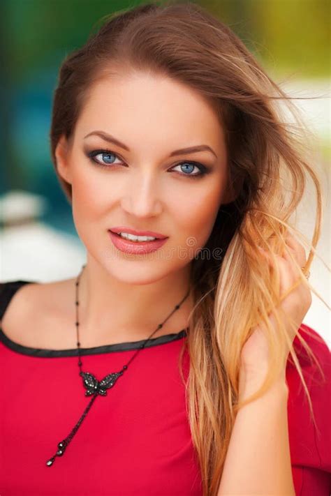 Mooie Sexy Vrouw Met Rode Kleding En Het Blonde Haar Stellen Openlucht Het Meisje Van De Manier