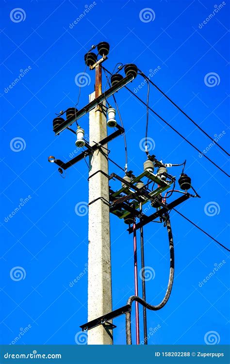 Tendido Eléctrico Postes Eléctricos Con Cables Foto de archivo