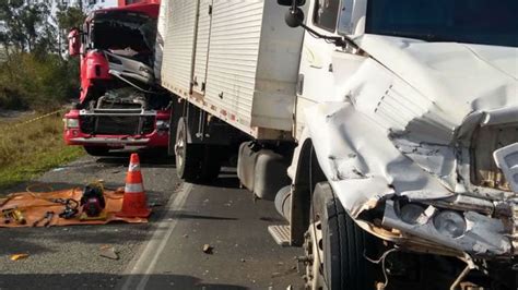 Engavetamento Envolvendo Tr S Carretas E Um Carro Deixa Um Morto Em