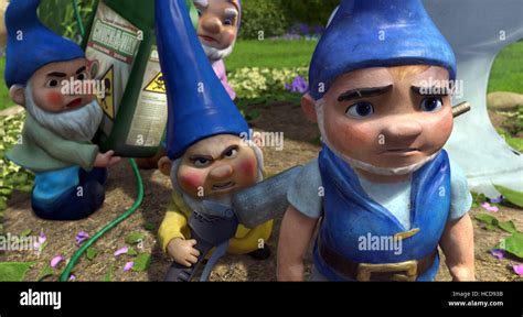 GNOMEO & JULIET, (aka GNOMEO AND JULIET), front, from left: Benny ...