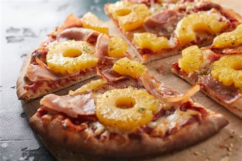 Pizza Con L Ananas Ed Il Prosciutto Su Fondo Bianco Fotografia Stock