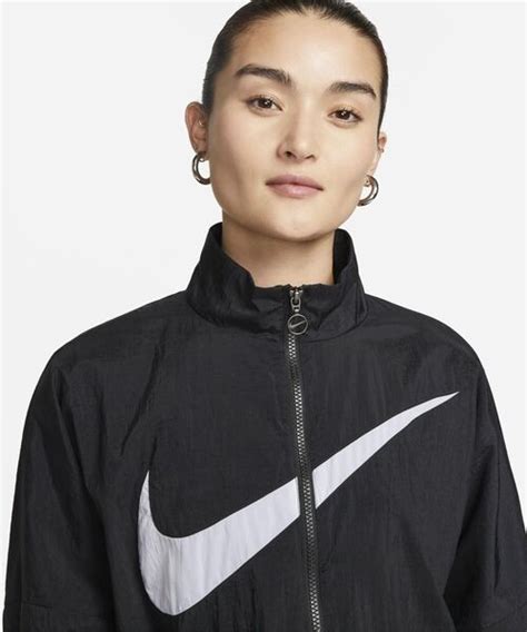 Nike（ナイキ）の「ナイキ スポーツウェア エッセンシャル ウィメンズ ウーブン ジャケット Nike Sportswear