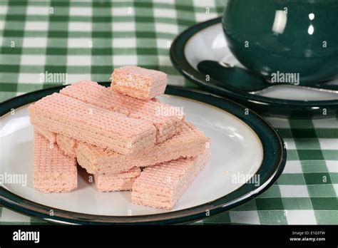 Galletas de la oblea rosa fotografías e imágenes de alta resolución Alamy