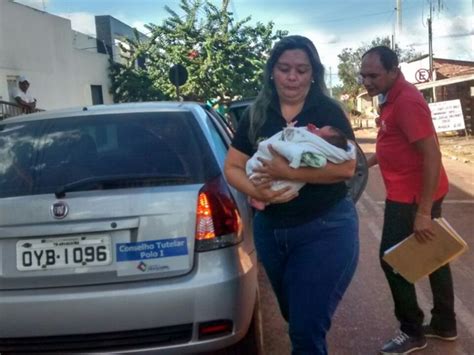 G1 Bebê de dez dias é abandonado em caixa de hidrômetro no norte do