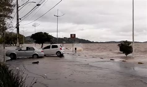 Nível do Guaíba supera cota de inundação e prefeitura fecha comportas