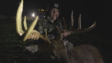 Youth Deer Hunter Shoots Giant Illinois Whitetail Youtube