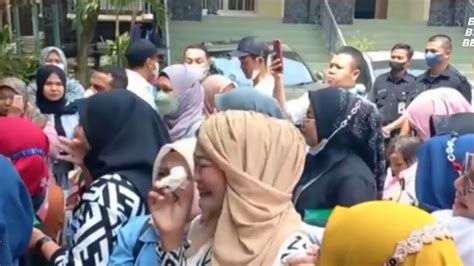 Ratusan Orang Tua Siswa Sdn Pocin Datangi Kantor Dprd Depok Minta